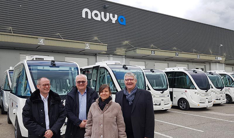 Interlink-Mitarbeiter vor der Nova Zentrale