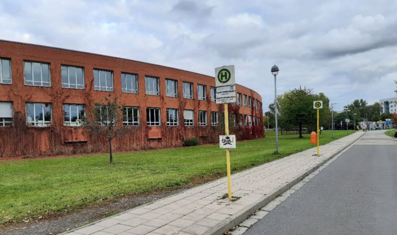 Bushaltestelle vor einer Schule