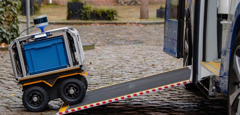 Transportroboter „Laura“ als Fahrgast im TaBuLa-Shuttle | Bildrechte: TUHH