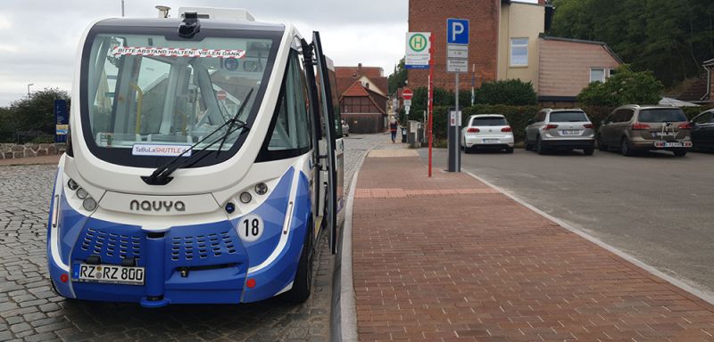 TaBuLa-Shuttle an der neuen Haltestelle am Lösch-und Ladeplatz | Bildrechte: Ferec Farcas, VHH